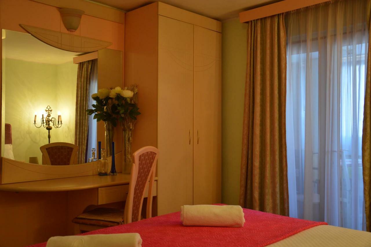 Apartamento Hous Mira Poreč Exterior foto
